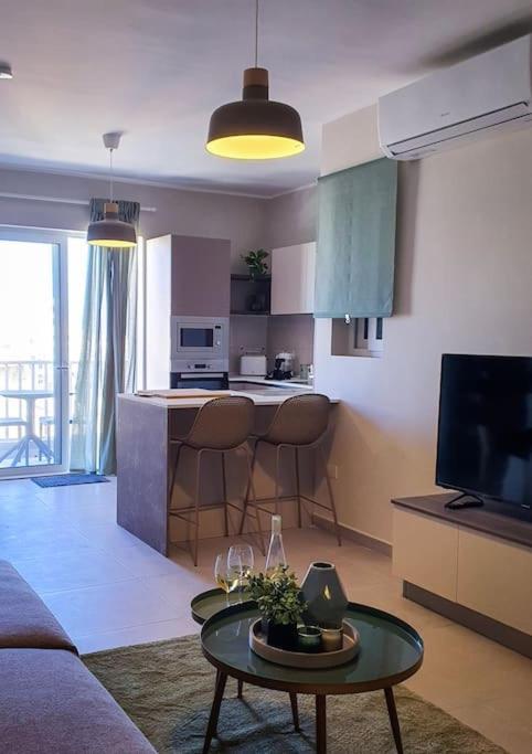 Spacious 3 Bedroom Located With Sea Views