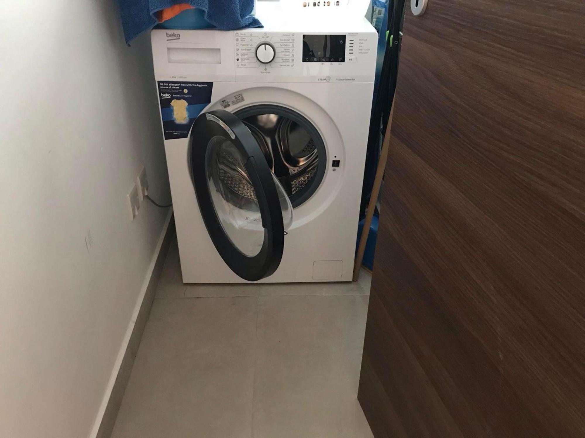 Spacious 3 Bedroom Located With Sea Views *